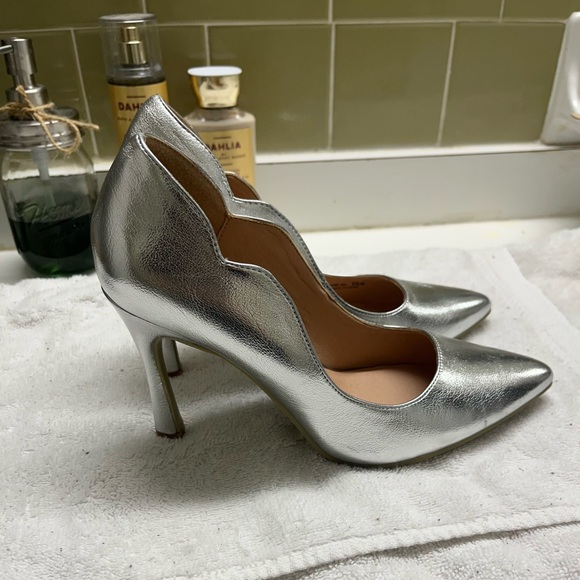 NEW Chinese Laundry Metallic Silver Heels - Picture 8 of 8